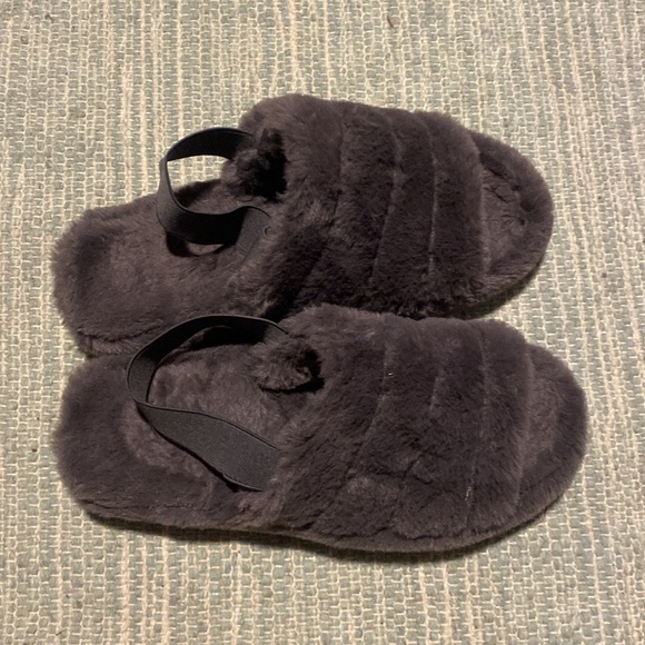 Uggs (knock off) size 6 slippers - Picture 3 of 3
